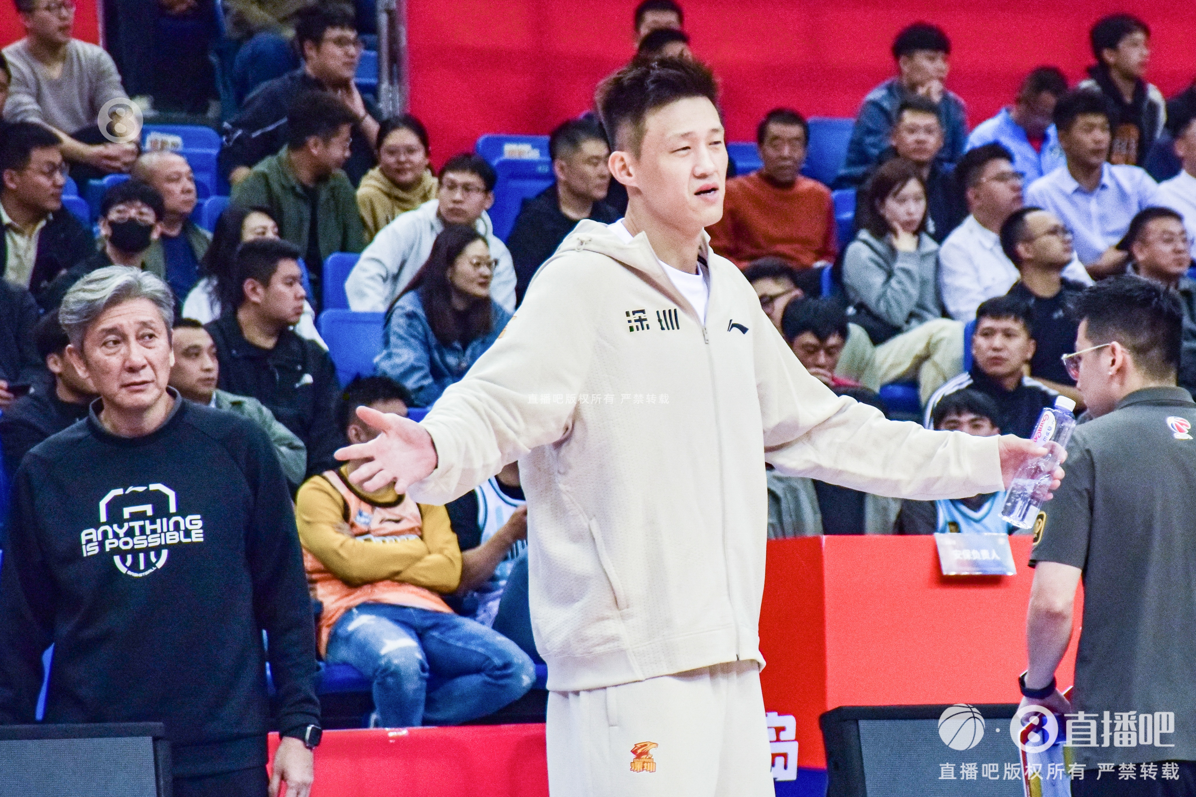 周鹏：我们没有中锋了 唯一的后卫容子峰也缺阵 轮转有很大的困难